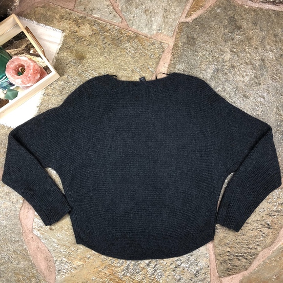 Tahari Women's Crop Sweater Size XL Gray Wool Knit - Picture 5 of 5